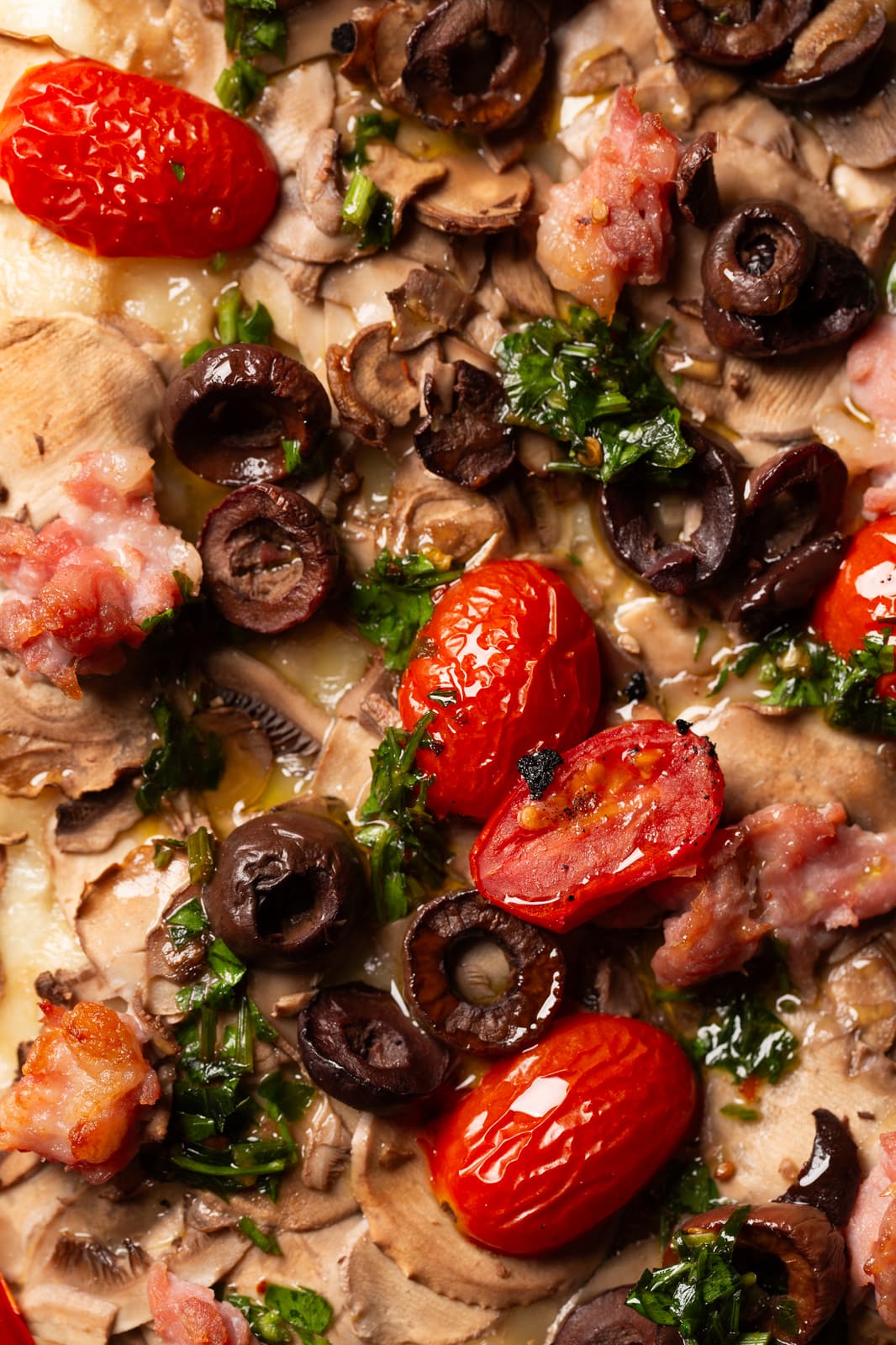 Pizza in teglia · funghi, olive e pomodorini